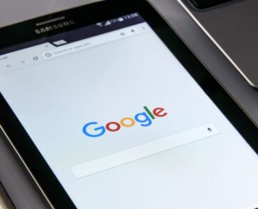 Consultor SEO analiza datos de posicionamiento web para mejorar la visibilidad internacional de un e-commerce en Granollers.