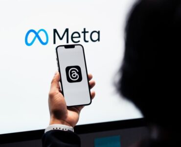 Especialista analizando métricas de Meta Ads en una pantalla para mejorar el ROAS de un ecommerce.