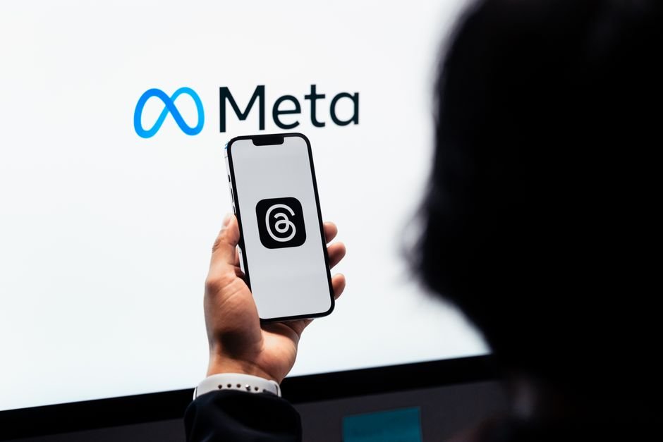 Especialista analizando métricas de Meta Ads en una pantalla para mejorar el ROAS de un ecommerce.