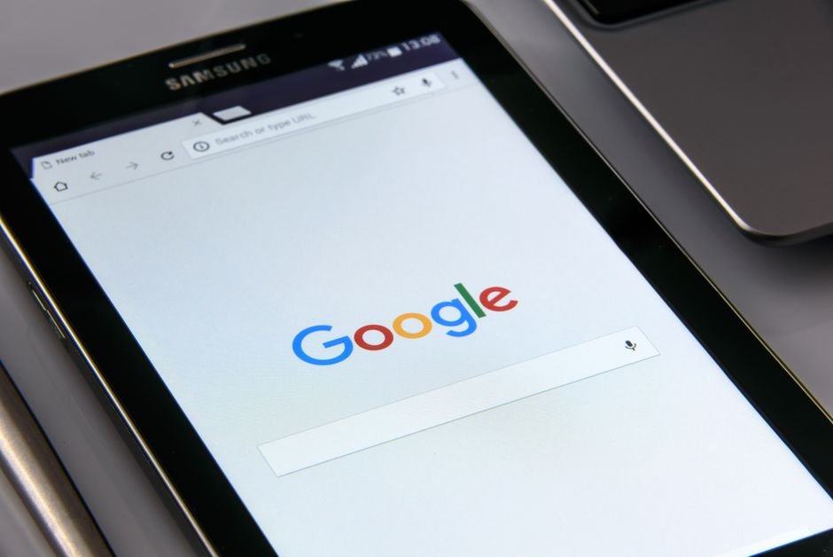 Profesional de marketing digital analizando comandos de búsqueda avanzada en Google para auditar el posicionamiento SEO de un ecommerce