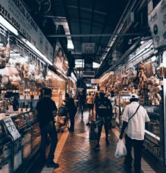 Un director de ecommerce analiza métricas de rentabilidad al vender en marketplace para optimizar sus campañas publicitarias.
