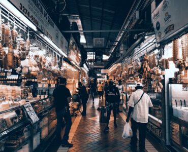 Un director de ecommerce analiza métricas de rentabilidad al vender en marketplace para optimizar sus campañas publicitarias.