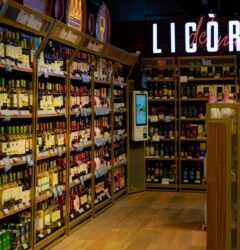 Un profesional de marketing analiza métricas de ventas retail en una pantalla para optimizar la rentabilidad de su negocio