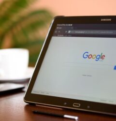 Especialista en marketing digital optimiza las configuraciones de Google Ads en una pantalla para mejorar el ROAS de un ecommerce.
