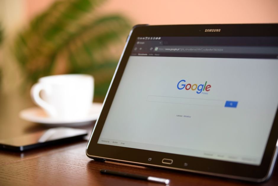 Especialista en marketing digital optimiza las configuraciones de Google Ads en una pantalla para mejorar el ROAS de un ecommerce.