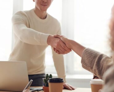 Consultor de marketing digital analiza métricas de Amazon Partner Network en una pantalla para optimizar campañas de vendedores.