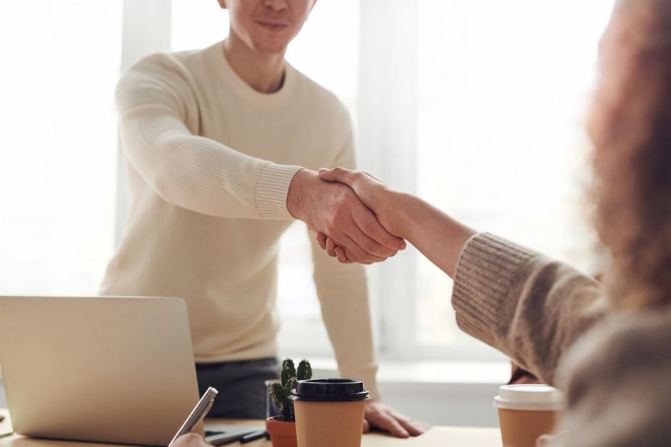 Consultor de marketing digital analiza métricas de Amazon Partner Network en una pantalla para optimizar campañas de vendedores.