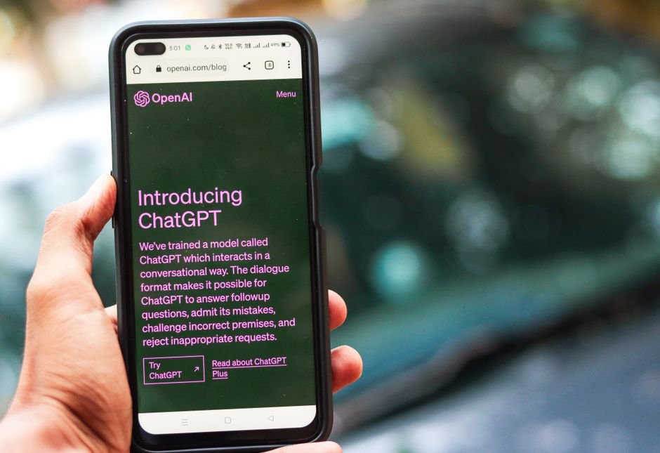 Consultor de marketing digital analiza métricas de SEO para ChatGPT en una pantalla de ordenador en su oficina
