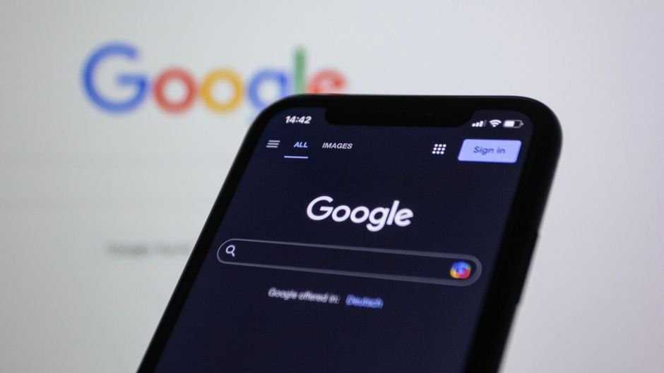 Especialista analiza métricas de conversión en Google Ads para optimizar campañas de búsquedas de marca de tiendas online.