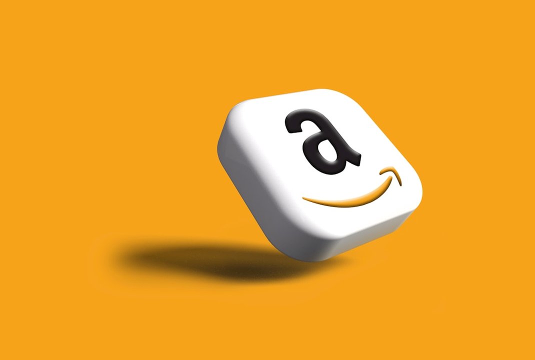 Un consultor de marketing digital analiza métricas de CPC en Amazon para optimizar la rentabilidad de una marca
