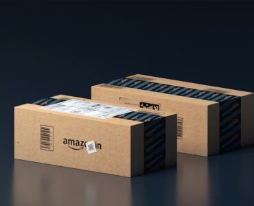 Especialista analiza el feed de Amazon Posts en una tablet para mejorar el posicionamiento orgánico de vendedores online