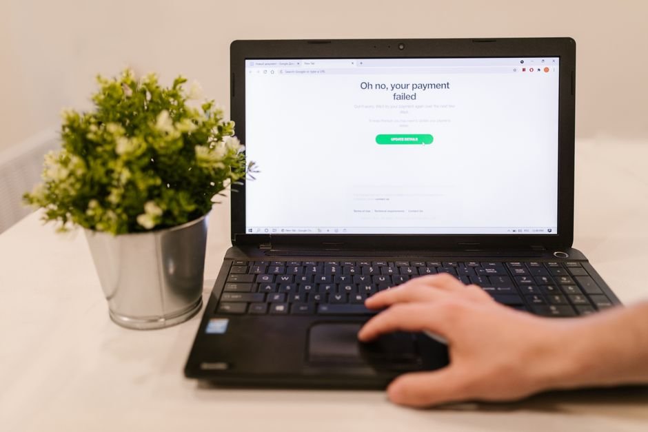 Especialista en marketing digital analiza errores de conversión en Google Ads para optimizar el Smart Bidding de marcas DTC