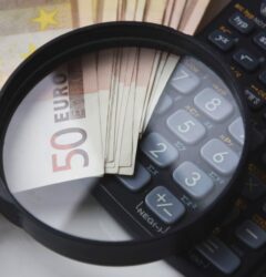 Especialista en marketing digital analizando métricas de Google Ads en una pantalla para corregir la inflación de valor