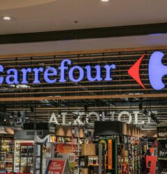 Vendedor analizando métricas de ventas en Carrefour Marketplace para optimizar su estrategia de ecommerce omnicanal.