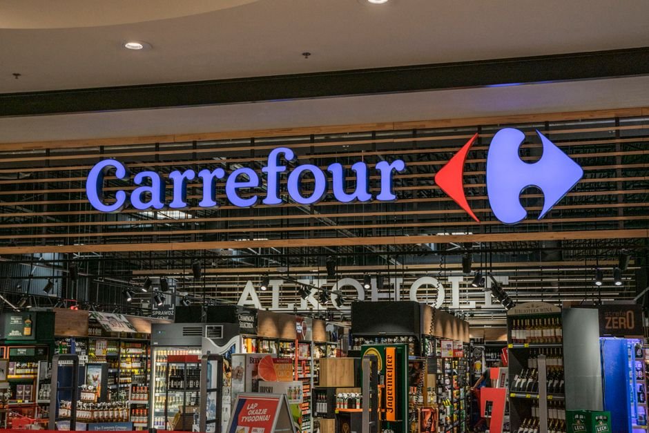 Vendedor analizando métricas de ventas en Carrefour Marketplace para optimizar su estrategia de ecommerce omnicanal.