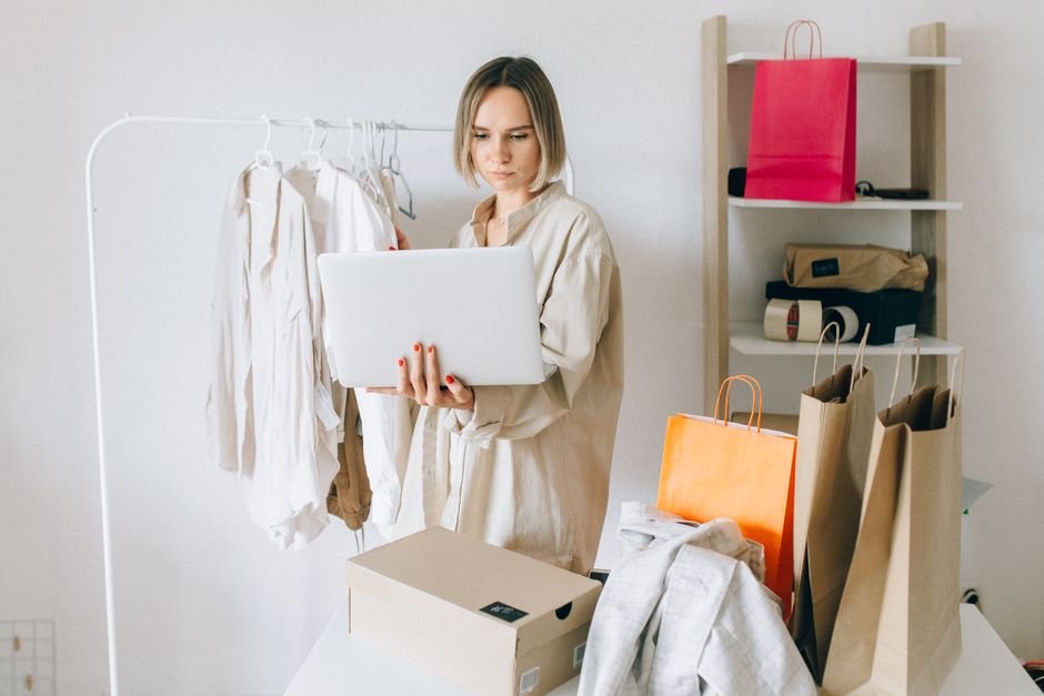 Especialista analiza métricas de ventas en Zalando para optimizar la rentabilidad de una marca de moda dirigida a vendedores.