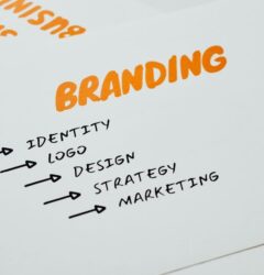 Especialista de marketing digital analizando métricas de ROAS y optimizando campañas de Amazon PPC para marcas de comercio electrónico.